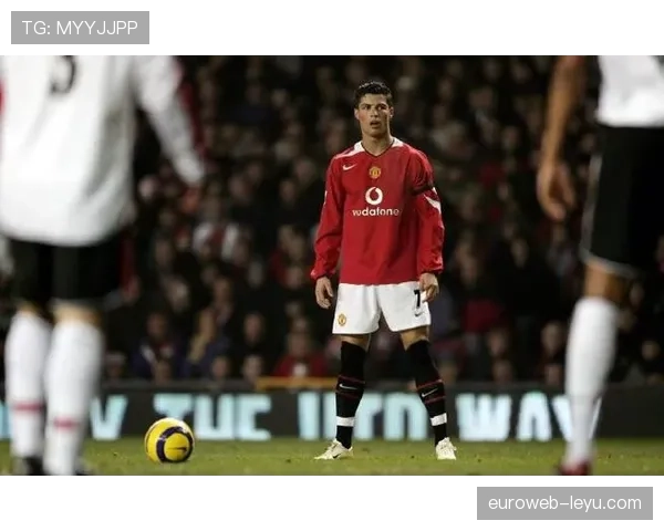 C罗展现成熟风范，生涯晚期转型关键传球手，状态回暖引领球队新篇章