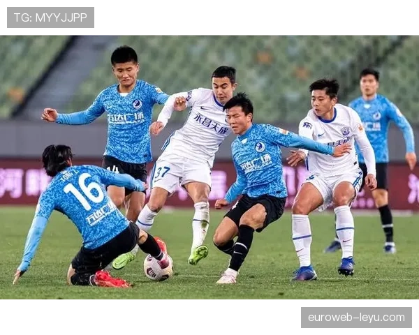 上海海港“平克组合”新赛季表现稳健,引发球迷热议 上海海港“平克组合”新赛季表现稳健,引发球迷热议