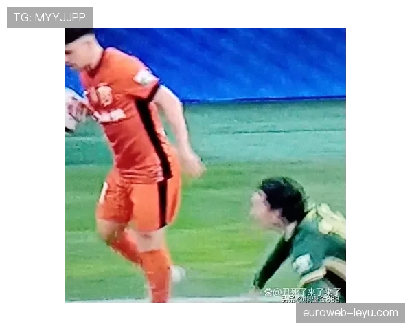 上海海港延续强势表现,勇夺冠军奖杯展现团队精神与足球实力 上海海港延续强势表现,勇夺冠军奖杯展现团队精神与足球实力