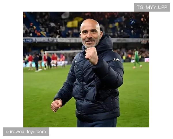 阿尔瓦雷斯出身普通家庭，父母支持其足球生涯