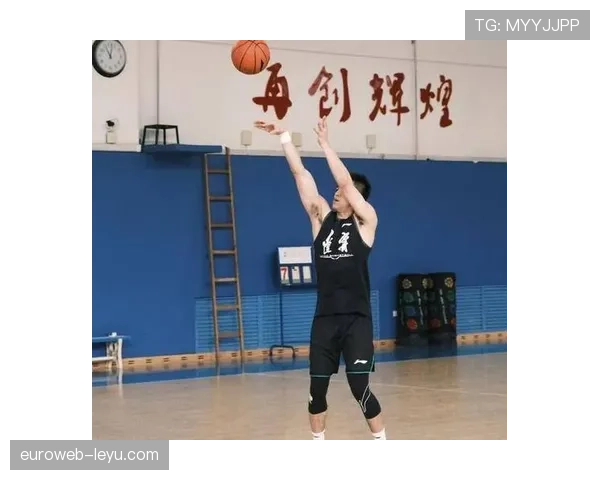 郭艾伦一边豪掷百万买豪车一边还在拼命挤地铁,真是两重天啊! 郭艾伦一边豪掷百万买豪车一边还在拼命挤地铁,真是两重天啊!